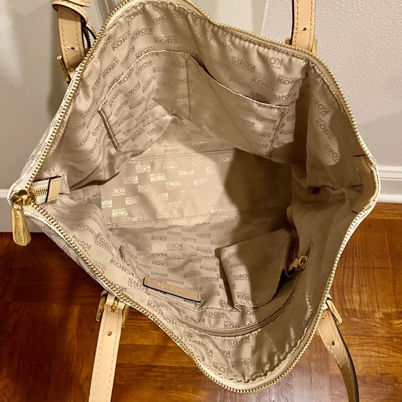 🌻SOLD🌻. Micheal Kors Tote - Picture 5 of 5
